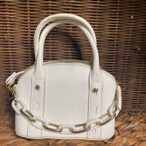 I don’t have to keep changing my bags because this matches with everything 😝❤️